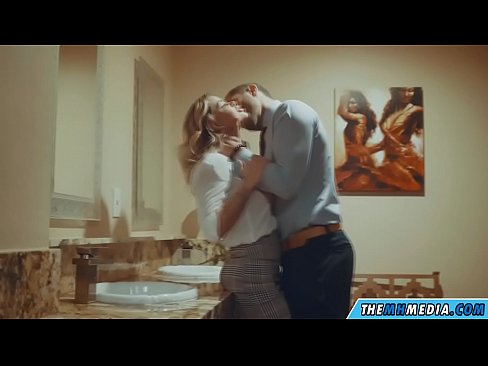 ❤️ Nuair a mheallann blonde busty tú i seomra scíthe poiblí ❤️  Just a porn  linn ﹏
